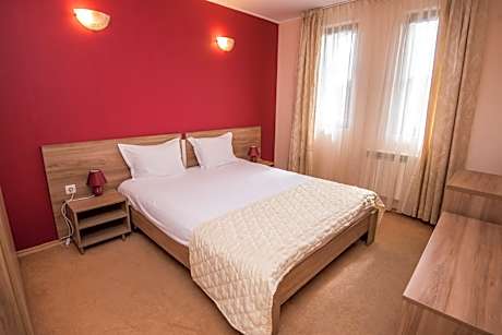 One-Bedroom Apartment with Terrace (2 Adults + 1 Child)