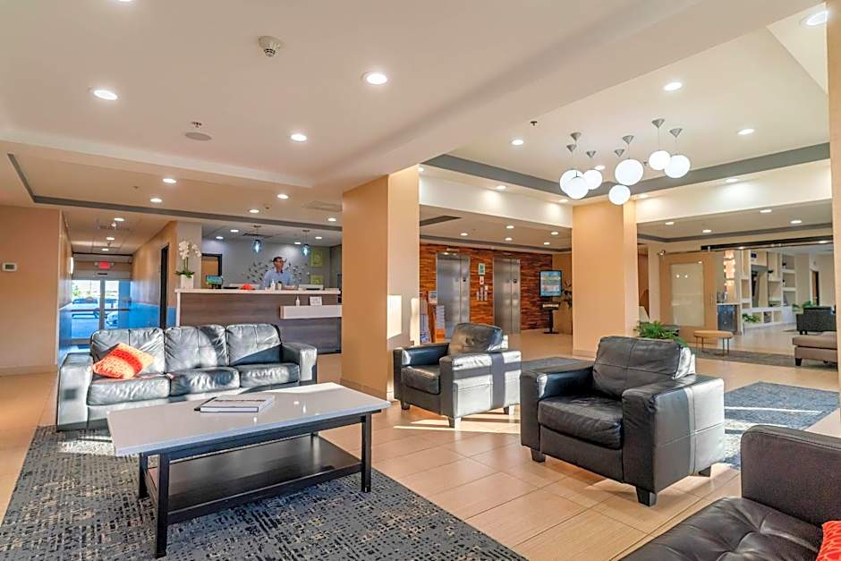 Gateway Hotel & Suites, an Ascend Collection Hotel