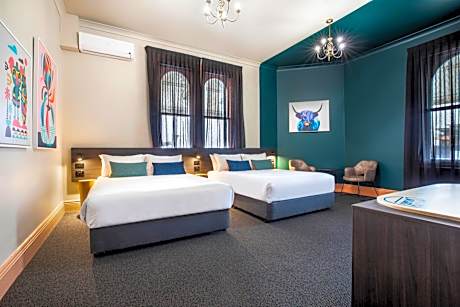 Studio Twin Queen with shared bathroom facilities