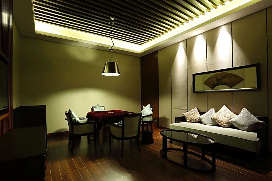 HUALUXE Yangjiang City Center By IHG