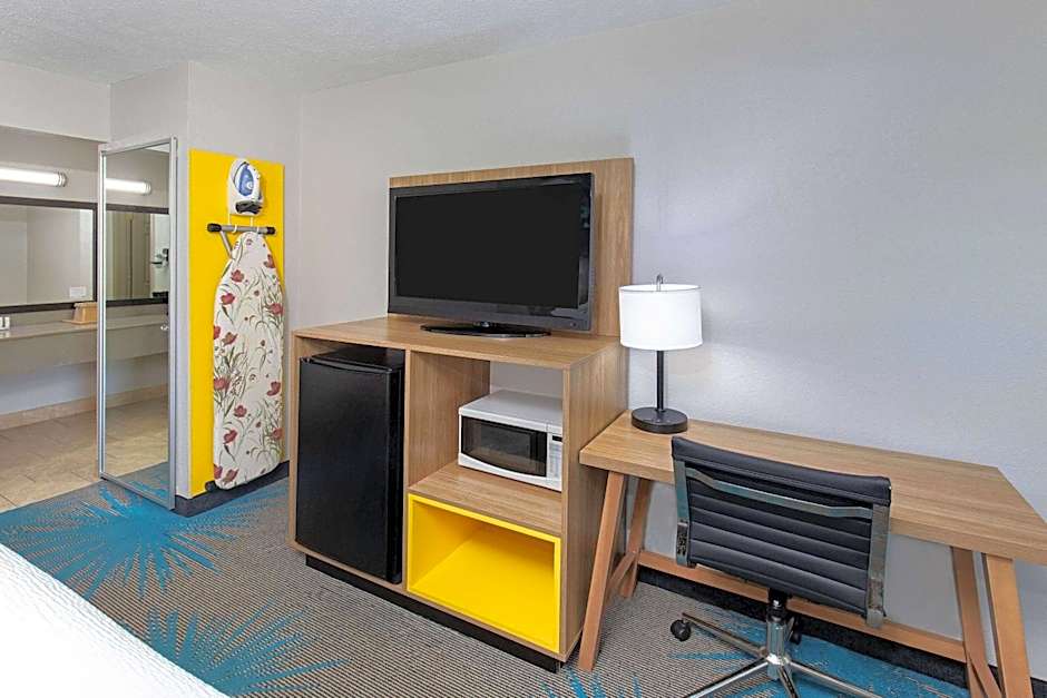Days Inn by Wyndham Savannah