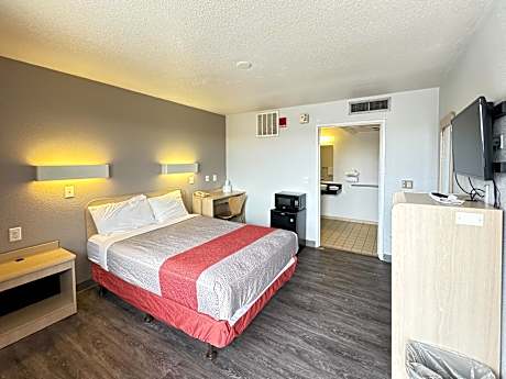 1 Queen Bed | Hearing Accessible Micfridge