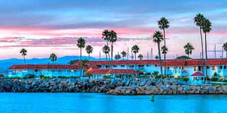 Oceanside Marina Suites - A Waterfront Hotel