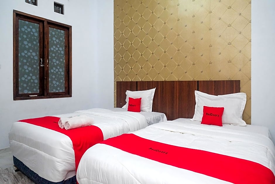 RedDoorz near Stasiun Purwosari