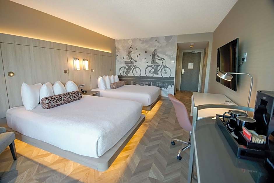 Coast Victoria Hotel & Marina by APA