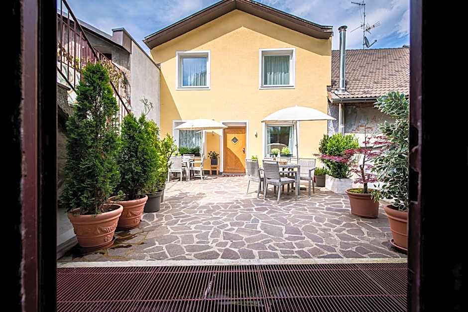 Am Schloss Guest House