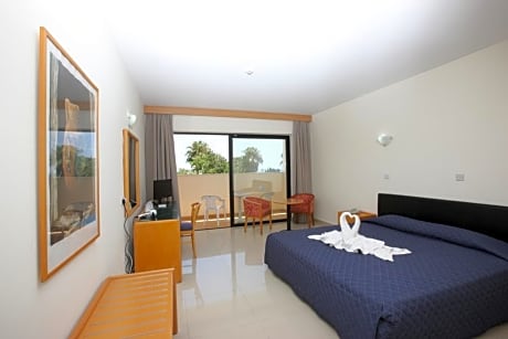 Double or twin pool view