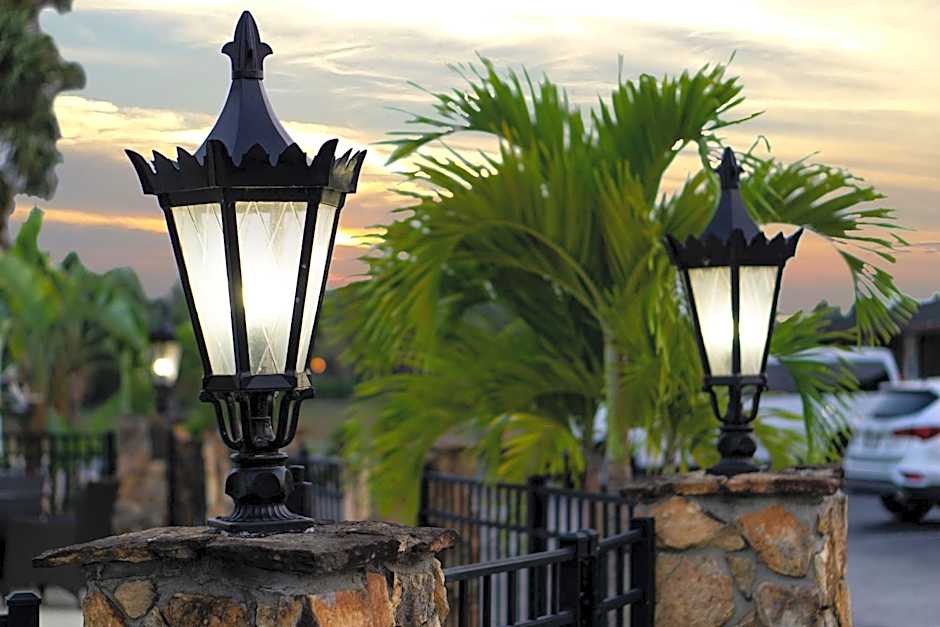 Spinnaker Inn of Naples