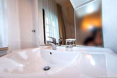 Single Room with Private Bathroom in Hallway
