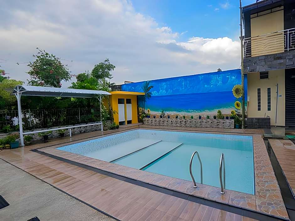 RedDoorz Plus near Museum Angkut Batu 4