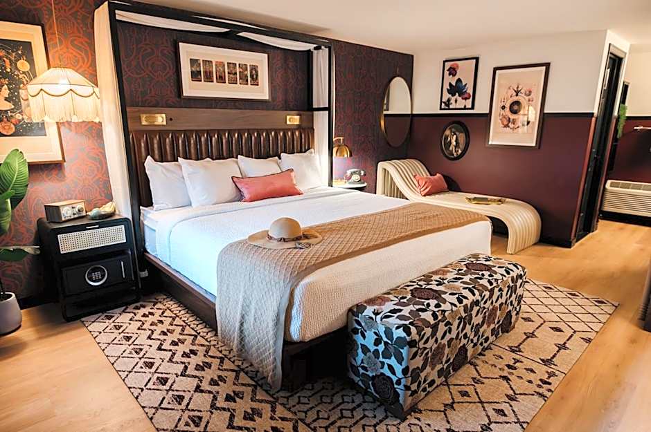 UNCOMMONER HOTEL by Reverie Boutique Collection