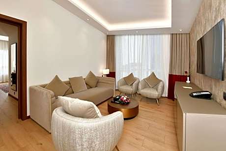 Superior Efficiency King Suite - Non-Smoking