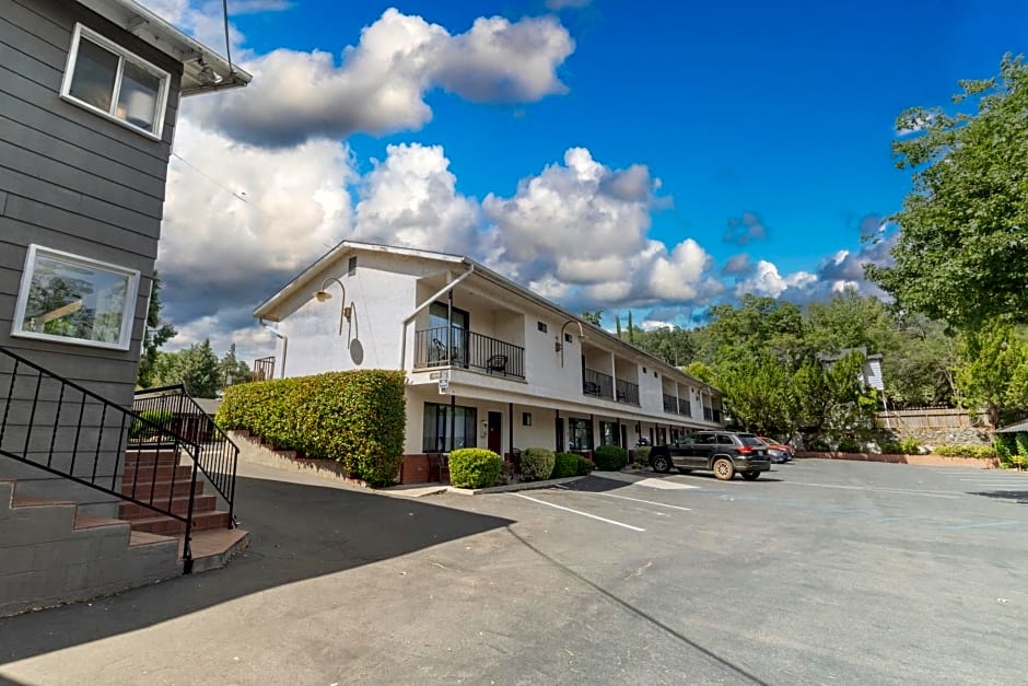 Mariposa Lodge