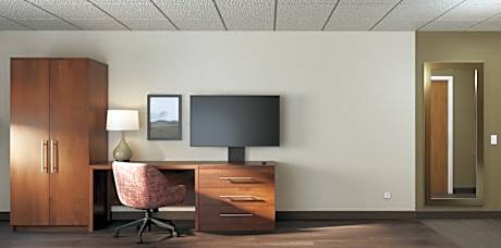 Standard Queen Room with Transfer Shower - Accessible/Non-Smoking