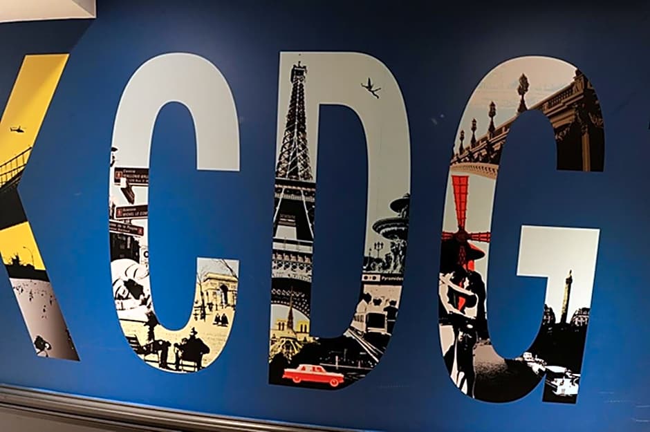 The 3 Ducks Eiffel Tower by Hiphophostels