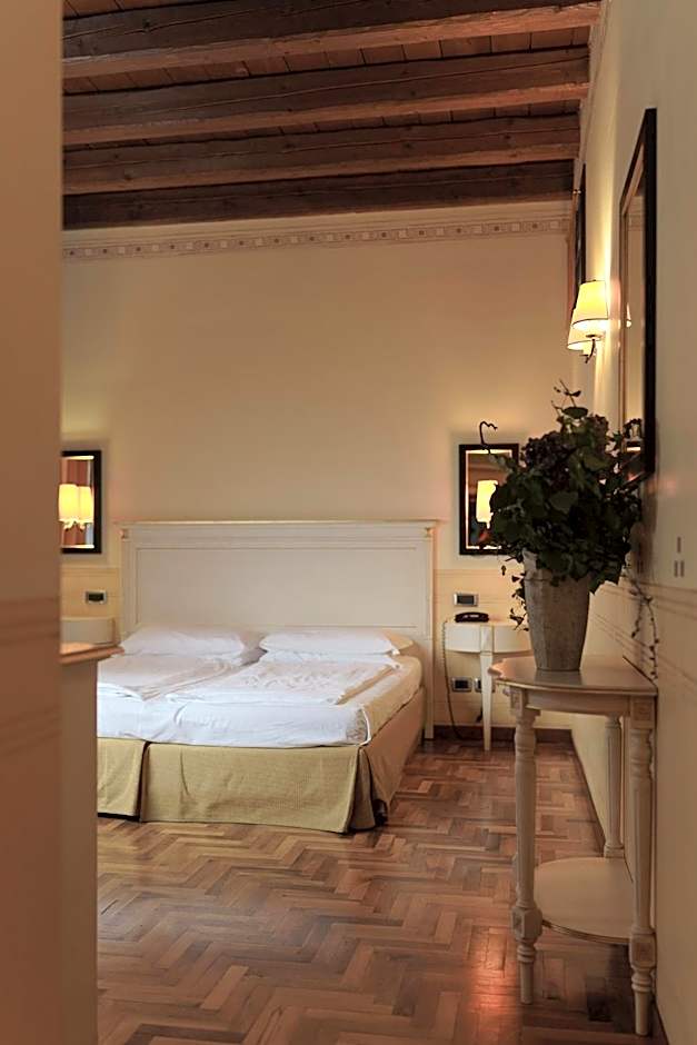 Hotel Villa Policreti