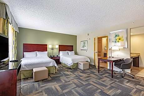 Studio with Two Queen Beds and Bath Tub - Mobility and Hearing Access/Non-Smoking