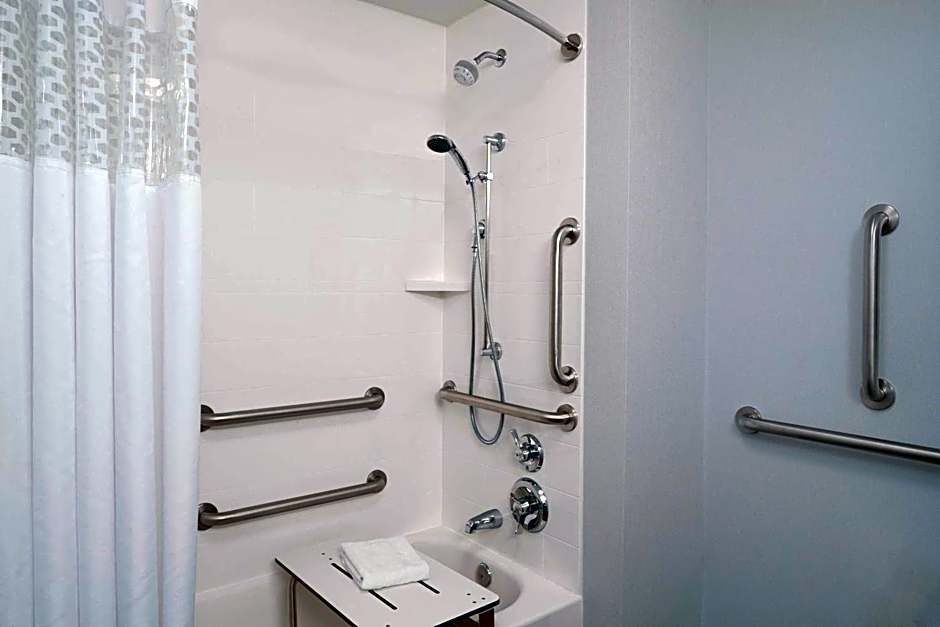 Photo 1 of 1 of 2 Queen Beds, Hearing/Mobility Accessible