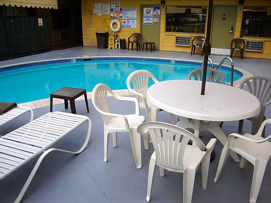 Townhouse Inn and Suites