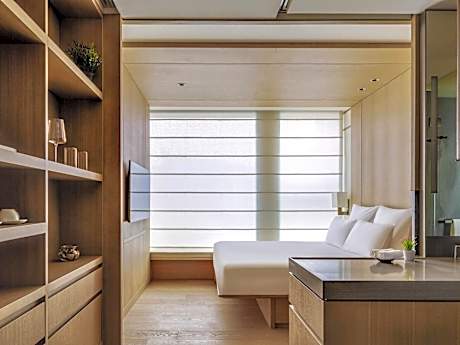 Superior King Room with City View