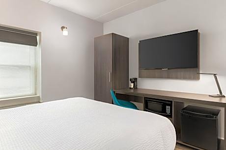 Queen Room - First Floor/Non-Smoking