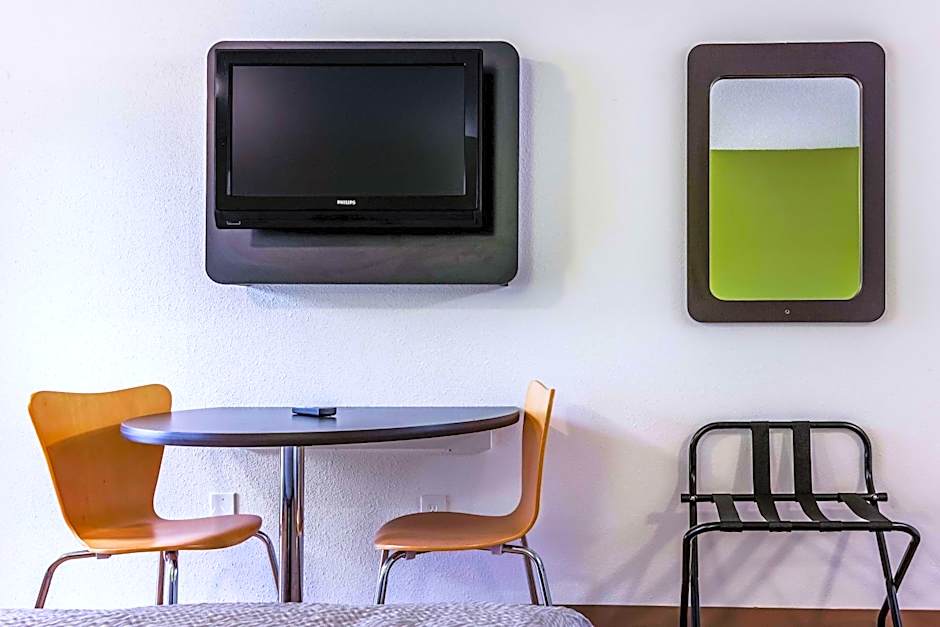 Motel 6 Alexandria - South