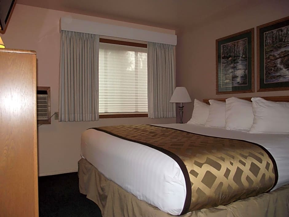 RiverTree Inn & Suites