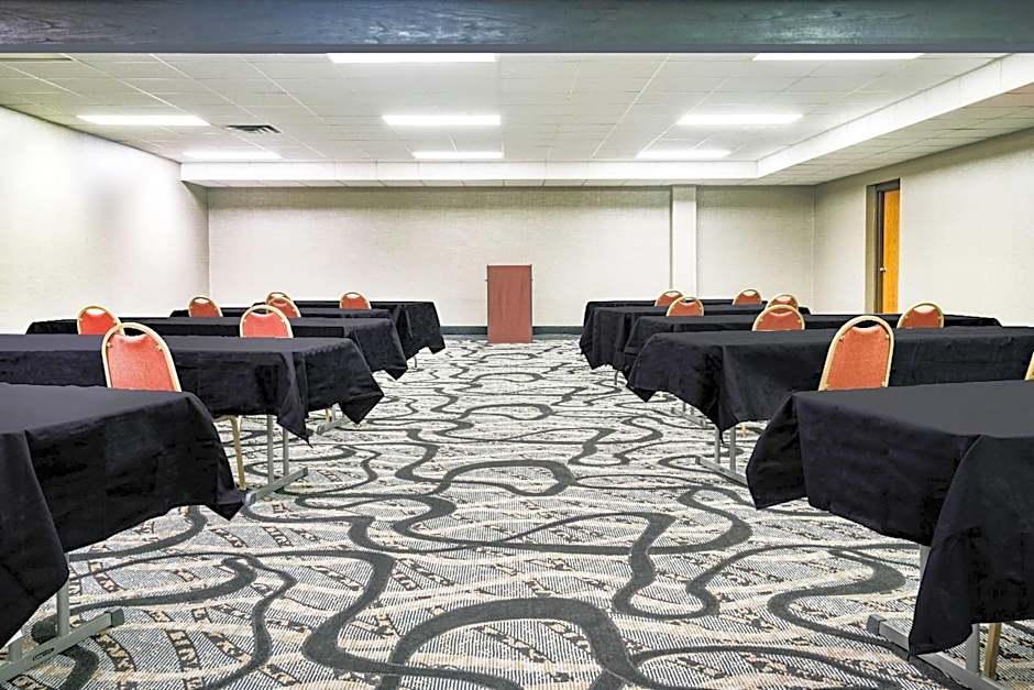 Days Inn & Suites by Wyndham Wausau