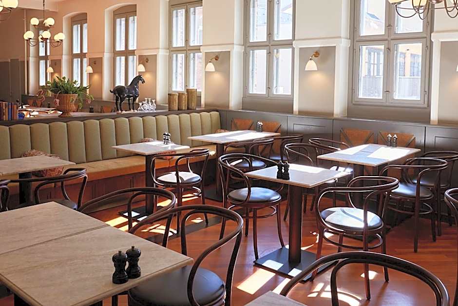 Ascot Hotel