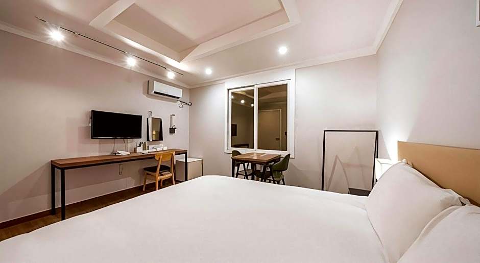 Check Inn Hotel