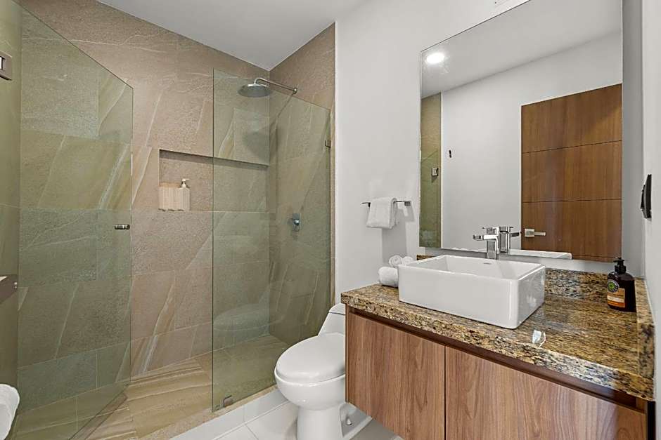 Monyxbnb at Zoho Skies