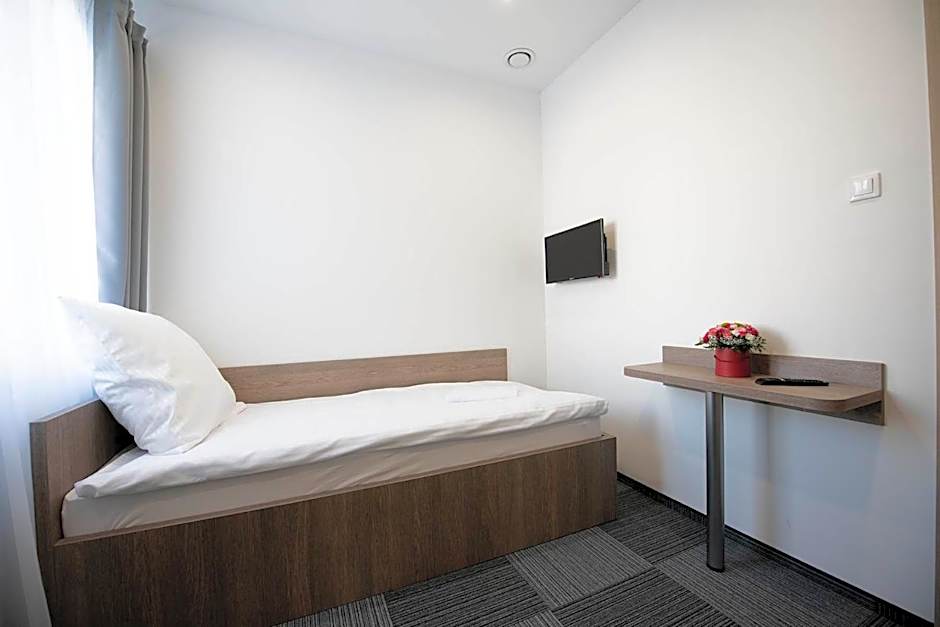 Hostel SMS FREE PARKING