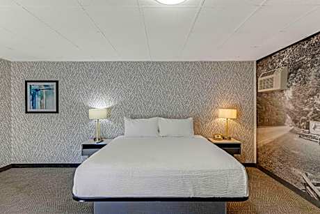 Family Suite with Jetted Tub and Private Balcony - Non-Smoking