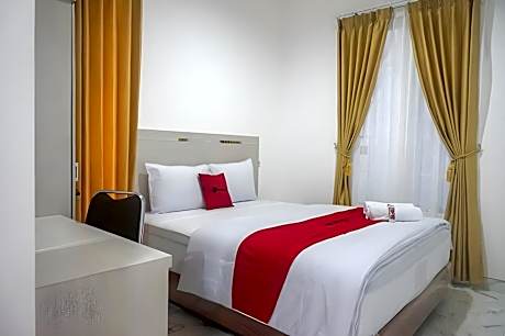 RedDoorz near Araya Family Club House