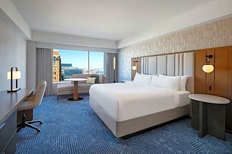 Room, 1 King Bed, Harbor View (Hearing Accessible)