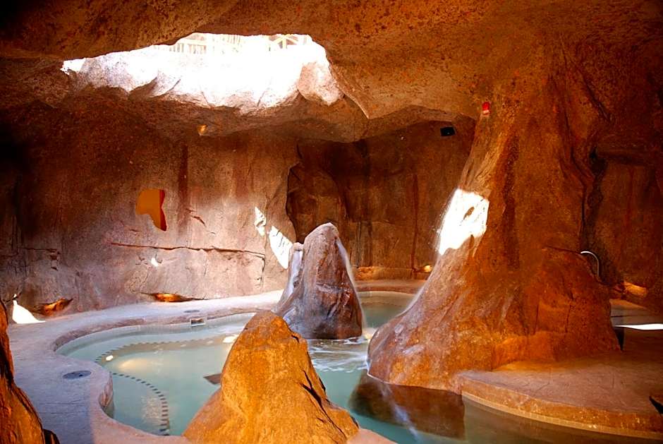 Fox Hotel And Suites