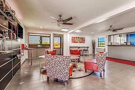 Econo Lodge Inn & Suites