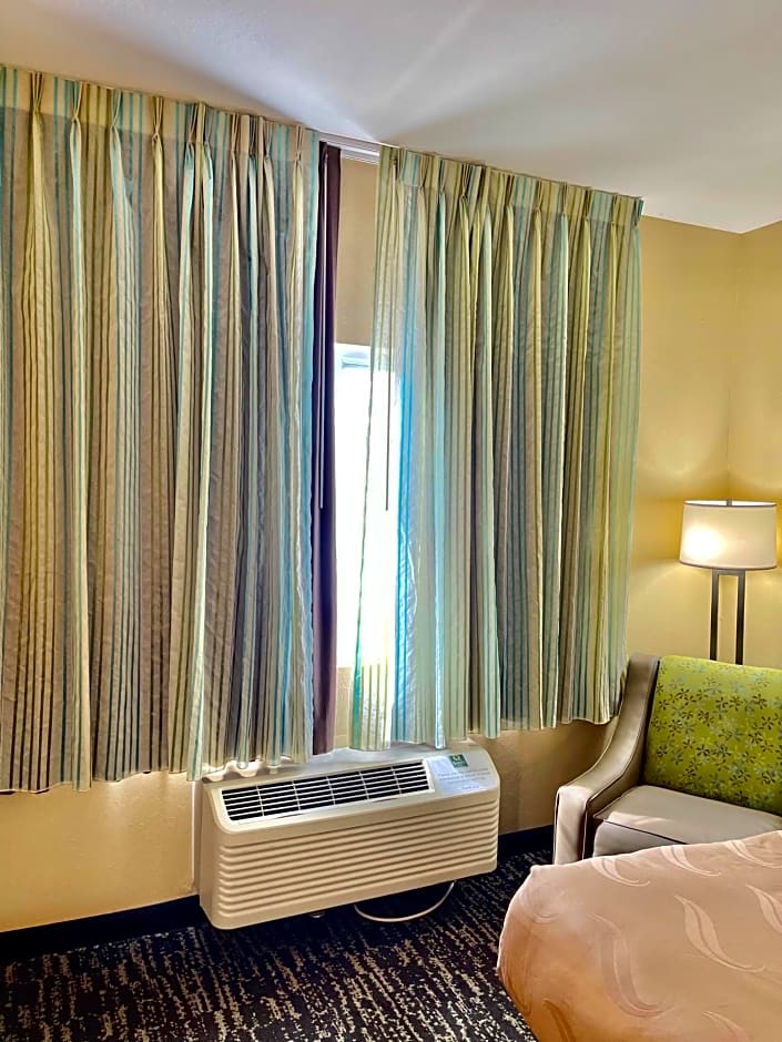 Quality Inn & Suites Hendersonville - Flat Rock