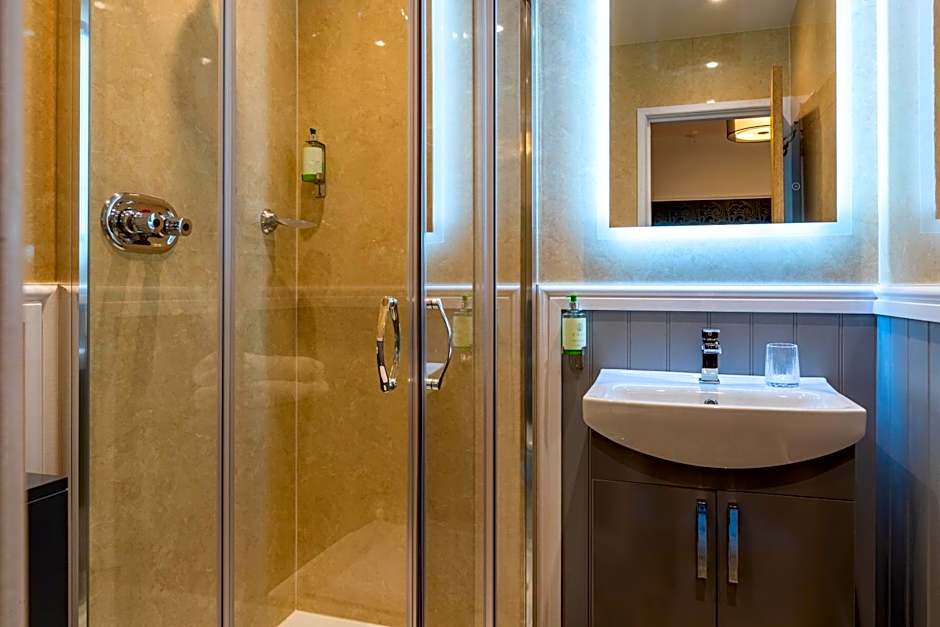 Holly Lodge Guest House with FREE off site health club