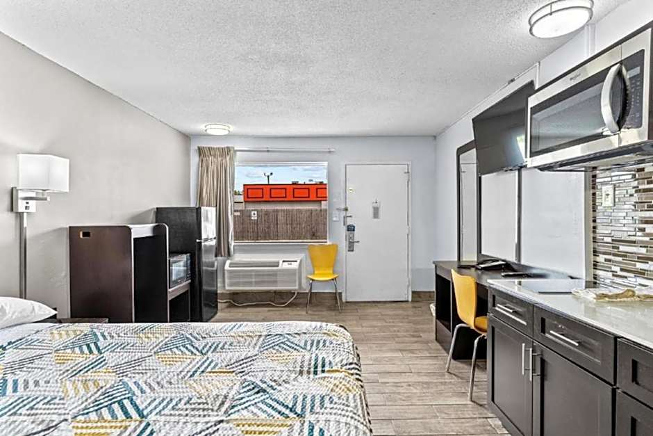Photo 1 of 6 of 1 King Bed, Mobility Accessible, Roll in Shower