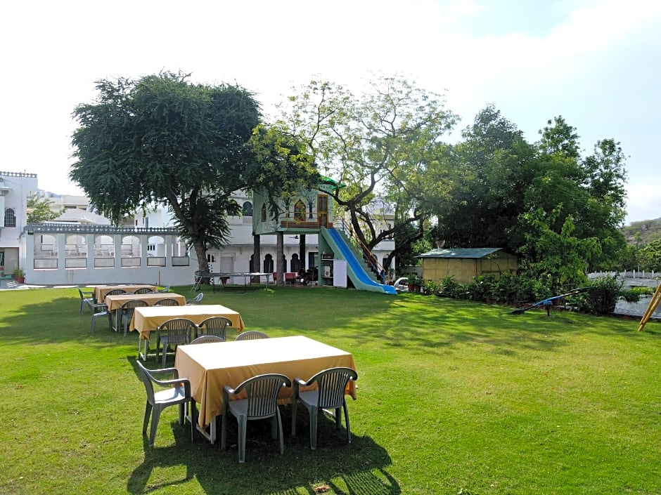 Devendragarh - A Boutique Lake Facing Guest House On Lake Fateh Sagar