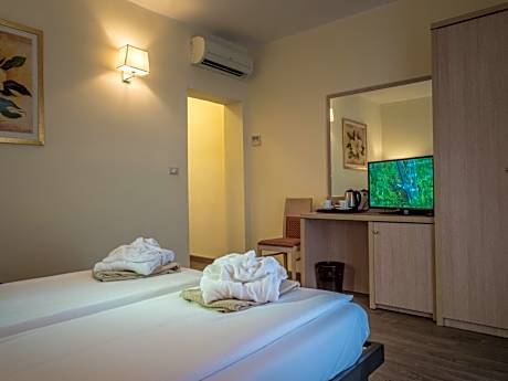 Junior Suite with Terrace and Lake View