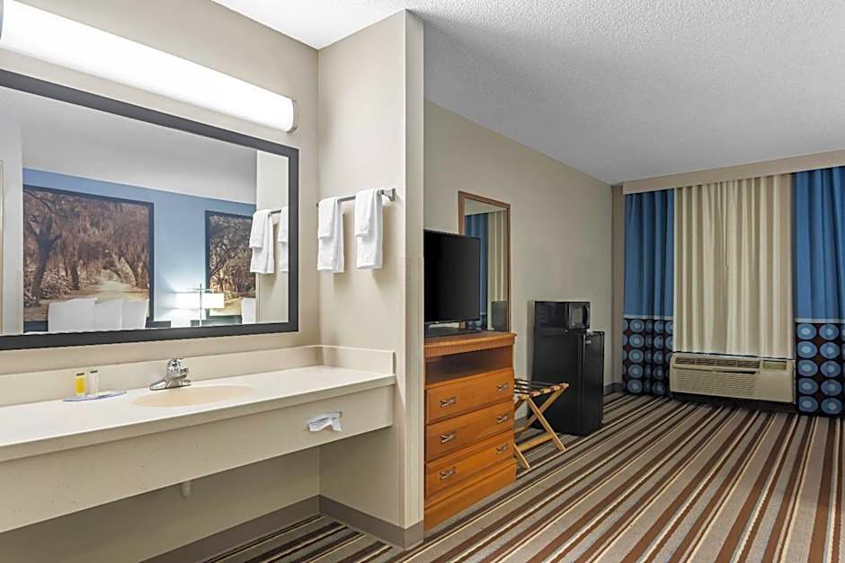 Super 8 by Wyndham Valdosta/Conf Center Area