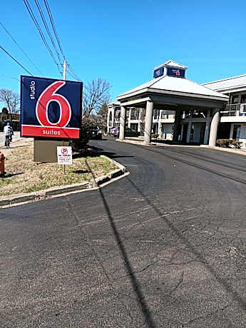 Studio 6 Suites Louisville KY Airport/Expo Center