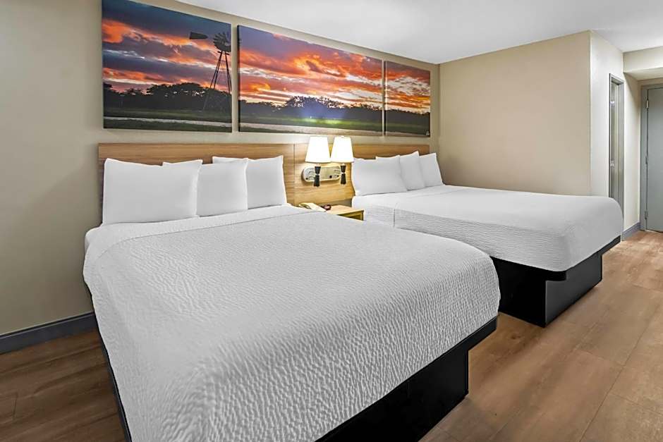 Days Inn & Suites by Wyndham DeSoto