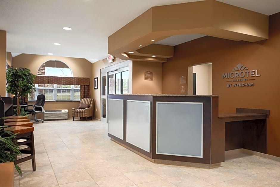 Microtel Inn & Suites Fairmont