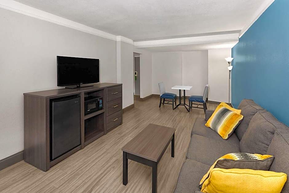 La Quinta Inn & Suites by Wyndham Houston Stafford Sugarland
