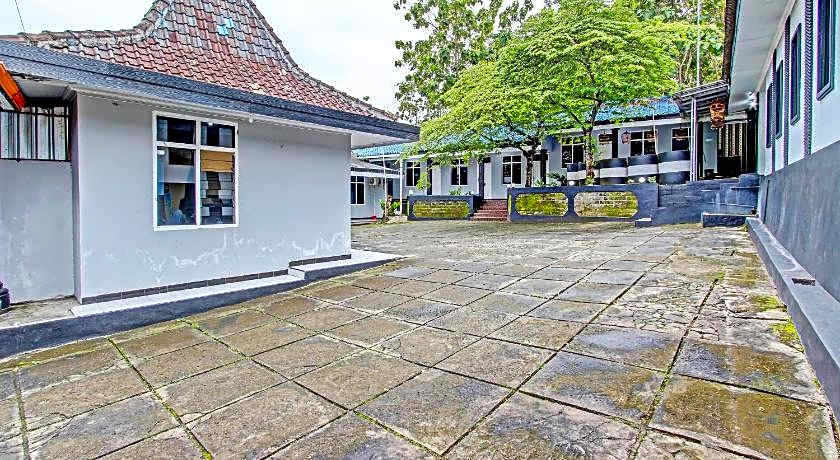 OYO 92287 Hotel Aji Mantoro
