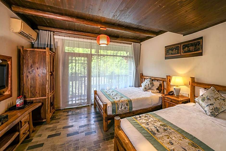 Yangshuo Tea Cozy-Free one way pick up service over 4 nights, English speaking, Yulong river location,Laundry service,Swimming pool, Bicycle rent