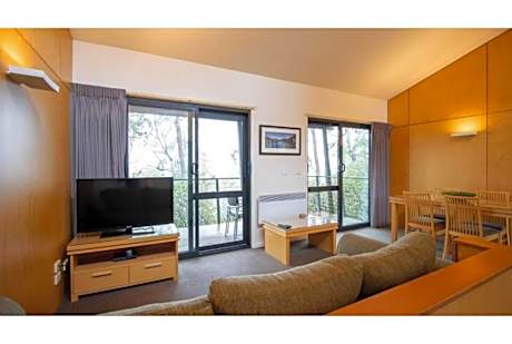Superior 2 Bedroom Spa Chalet-S4 (1Kg 1Qn)